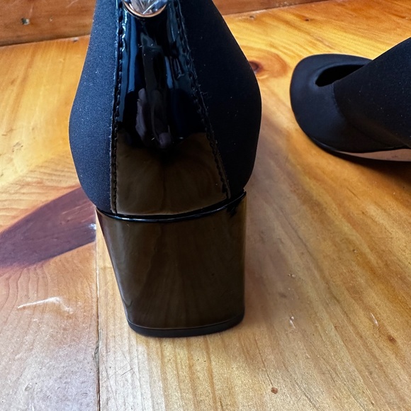 Donald Pliner Fabric/Patent Pump with 2.25" heel - Picture 5 of 8